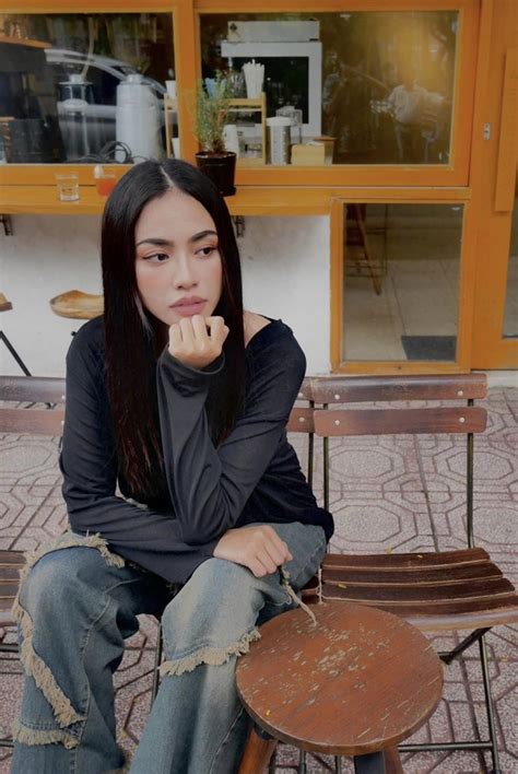 Hot girl Gia Đình Là Số 1 từng nhiều lần từ chối đại gia giờ khoe bụng bầu vượt mặt với bạn