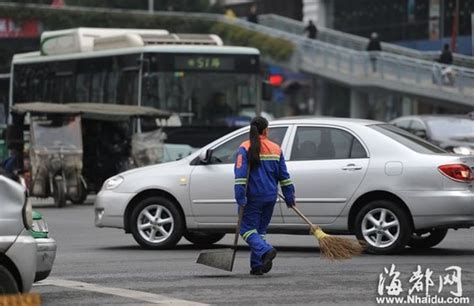 福州记者直击车窗抛物 环卫工在车流中冒险捡垃圾 社会 东南网