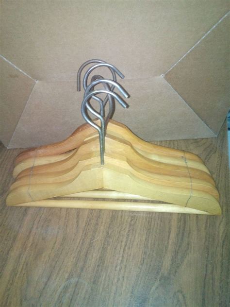 Губки для предохранителей на изоляторе. Вешалки. Уголок Al 1,5x1,5 см ...