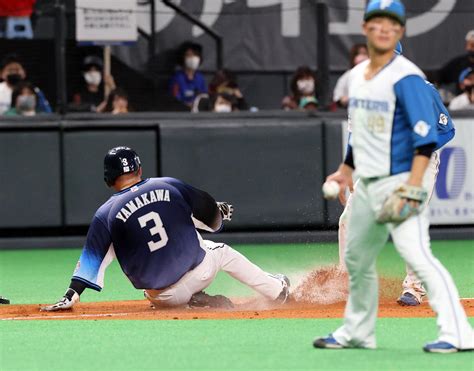 【西武】絶好調の山川穂高、走塁中に負傷交代 1度は本塁狙うもストップし苦悶の表情 プロ野球写真ニュース 日刊スポーツ