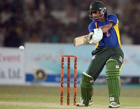 Imran Nazir slashes one during his half-century | ESPNcricinfo.com