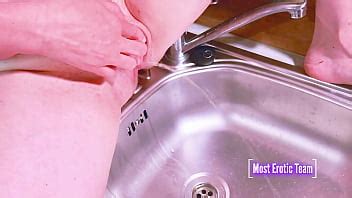 Campamento De Verano Meando En El Fregadero De La Cocina Remolque Xvideos