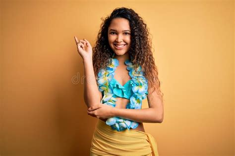Joven Y Hermosa Mujer Americana De Vacaciones Con Flores Lei Bikini Y Hawaiana Con Una Gran