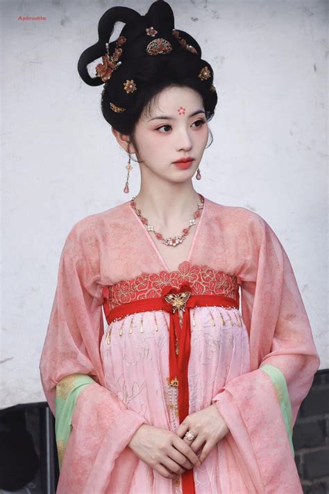 Hứa Khải có độ hot tăng 281 chỉ nhờ 1 cảnh ôm biến bạn diễn thành nhỏ xíu như búp bê