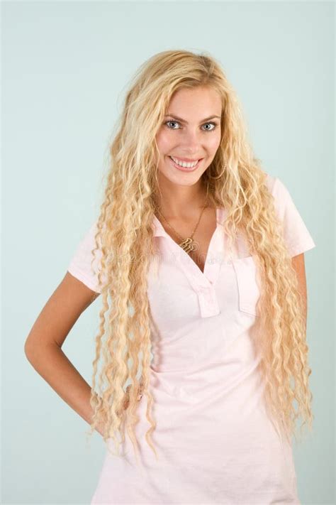 Het Portret Van Headshot Van Mooie Jonge Blonde Vrouw Stock Afbeelding Image Of Juwelen