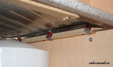 Мойку укладывают в подготовленный паз в столешнице. Для защиты ...