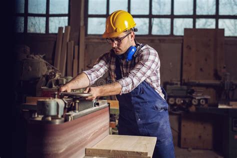 Carpinteiro Que Trabalha Em M Quinas Do Woodworking Na Loja Da