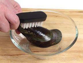 How to Prepare and Open Mussels - How To Cooking Tips - RecipeTips.com