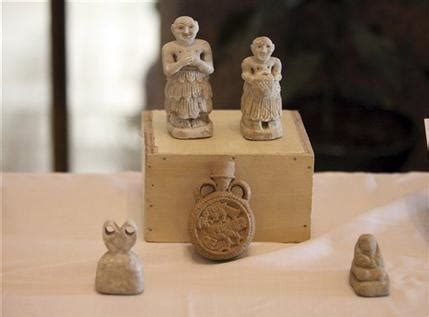 Iraq displays hundreds of recovered artifacts