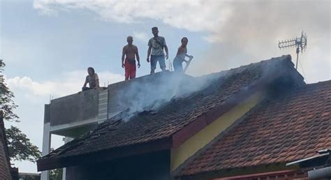 Diduga Puntung Rokok Rumah Di Ponorogo Terbakar