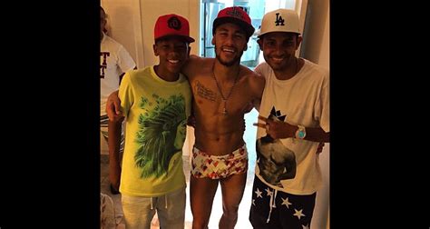 Foto Neymar Posa De Sunga Ao Lado Dos Amigos Purepeople