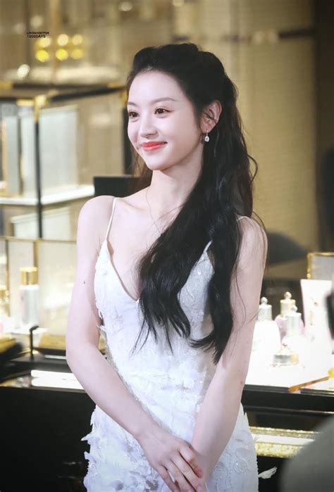 Búp bê cổ trang Điền Hi Vi lên thẳng hot search với gương mặt baby nhưng thân hình bốc lửa