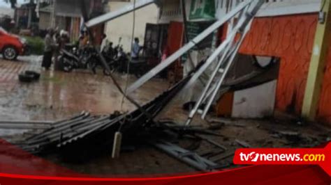 Puluhan Rumah Di Kampung Sidoharjo Tulang Bawang Porak Poranda