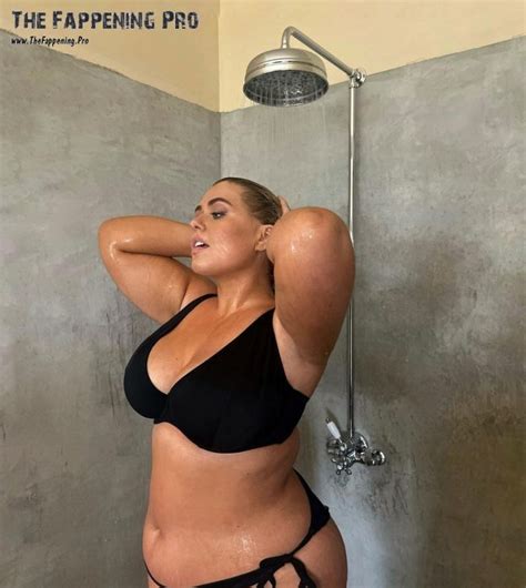 Izzy Nicholls Nude And Sexy Photos The Fappening