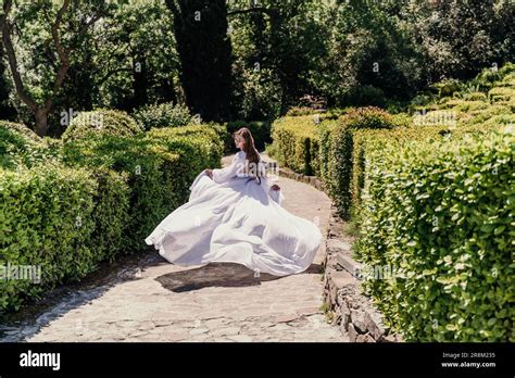Brunette G Re Un Parc De Robes Blanches Une Belle Femme Avec De Longs Cheveux Bruns Et Une