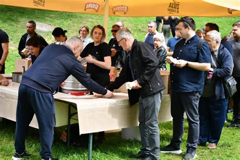 Foto Video Dvije Kolone Na Podjeli Prvomajskog Graha U Akovcu