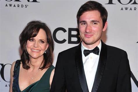 Sally Field Mamma Dell Anno Al Figlio Piace Adam Rippon E Lei Gli Scrive Gay It