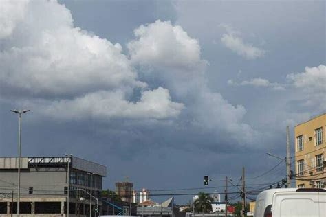 Vindas da região Sul chuva forte e ventania chegam a Campo Grande