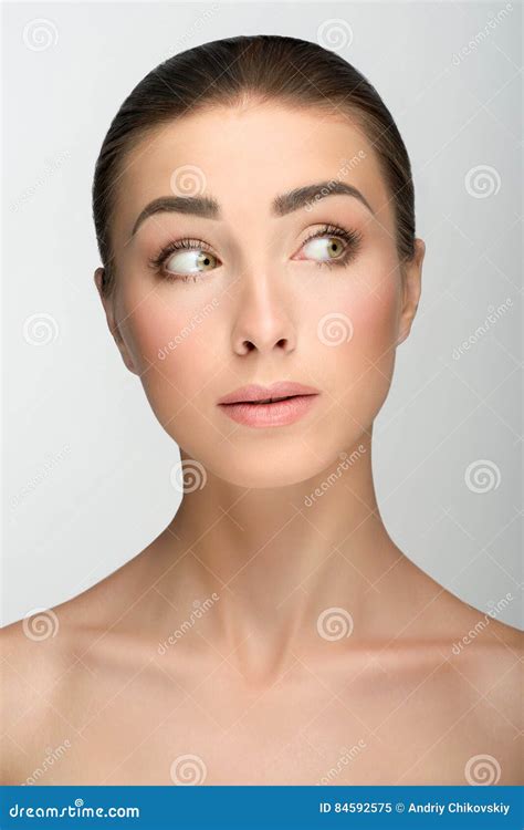 Ragazza Con I Grandi Occhi E Le Sopracciglia Scure Spalle Nude Guardanti Verso Un Trucco Nudo