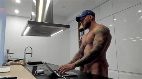 Muscle Nude Hunk In The Kitchen ThisVid