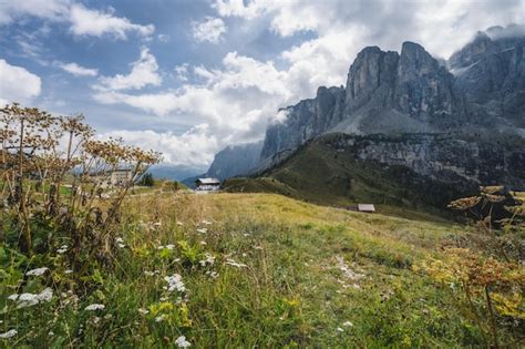 Passo Gardena Y Refugio Casa En La Monta A Dolomitas Tirol Del Sur