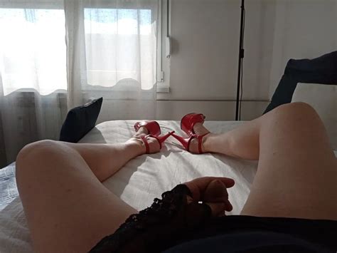 MILF Tranny Shows Off Her Slender Legs In Red Heels While Ma 5 Pics XHamster
