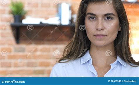 Ragazza Latina Che Guarda In Camera Stando Nel Suo Ufficio Del Sottotetto Fotografia Stock
