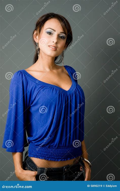 Latina Joven Que Se Coloca Alta Imagen De Archivo Imagen De Confidente Latino 5890219