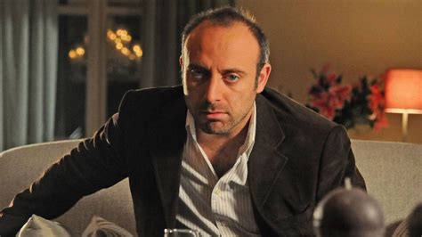 Así luce hoy Halit Ergenç el actor que hizo de Onur en Las mil y una