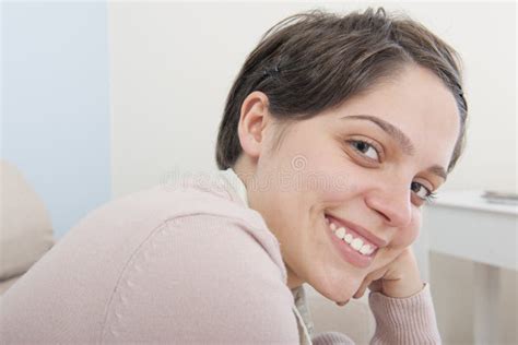 Jeune Femme Adulte De Sourire Heureux De Latina Photo Stock Image Du Cheveu Mignon