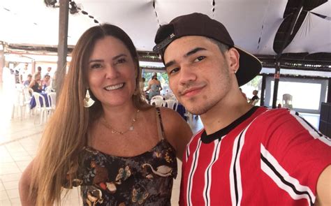 Mãe viraliza nas redes sociais vídeo sobre história e apoio a filho gay onde não couber