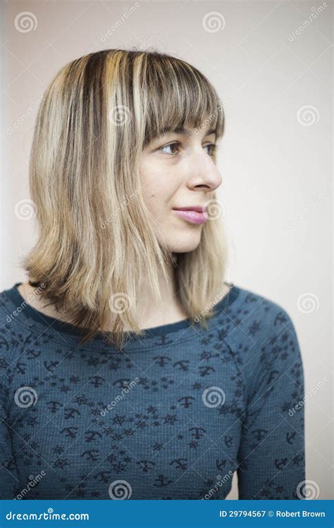 Portret Van Mooie Jonge Vrouw Met Het Haar Van De Blonde Stock Afbeelding Image Of Sluit