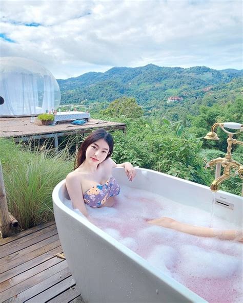 Hot girl khoe dáng nóng bỏng đầy mê hoặc lúc tắm bồn