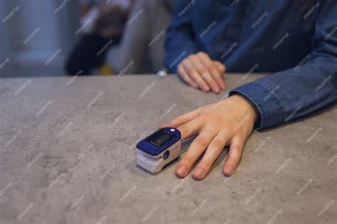 Mujer Joven Que Usa Oxímetro De Pulso Para Medir La Saturación De