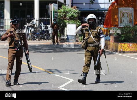 Colombo Sri Lanka 03rd Apr 2022 La Polizia Tenta Di Fermare I