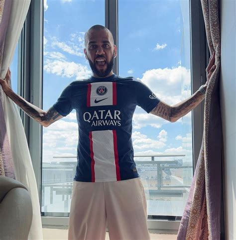 Again Here Dani Alves Shocks Fans In PSG Shirt After Barcelona