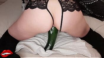 La madrastra se masturba con un juguete demasiado grande pepino en su apretado coño de milf