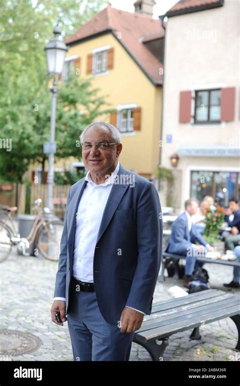 Football coach Felix Magath at Wiener Platz [automated translation ...