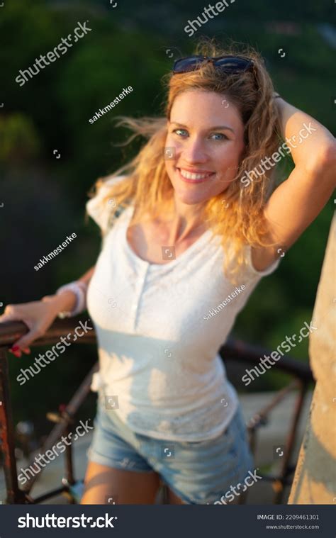 1 374 imágenes de Milf woman Imágenes fotos y vectores de stock Shutterstock