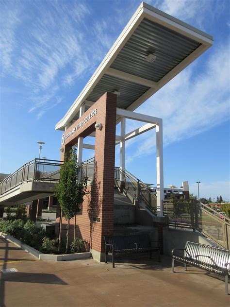 Cosumnes River College Light Rail Station | Lionakis