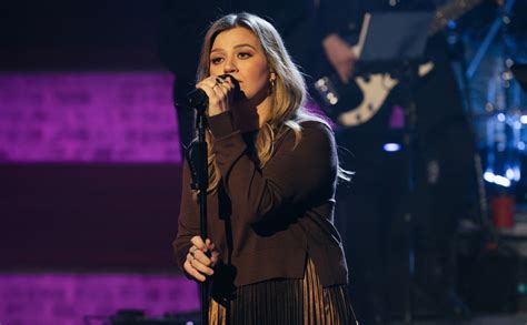 Kelly Clarkson Stuns Fans With Barefoot Cover Of Indie Ballad ‘the Range Parade