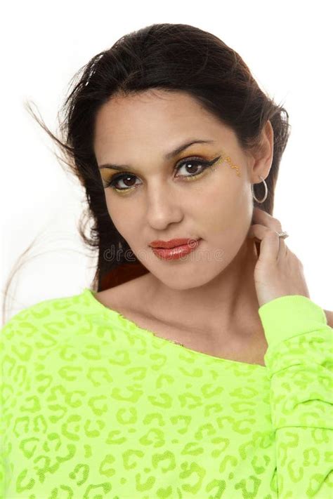 Mulher Bonita De Latina Que Come Uma Laranja Imagem De Stock Imagem De Horizontal Alimento