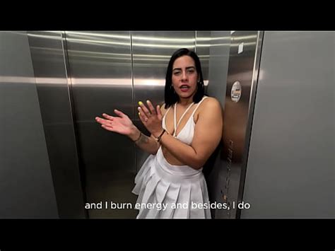 Vecina Milf Latina Tiene Sexo Interracial Con Un Joven Bbc En El Ascensor De La Oficina Se