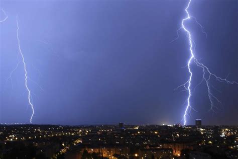 NEIZVJESNA NOĆ PRED NAMA Oluja koja je već odnijela život spušta se