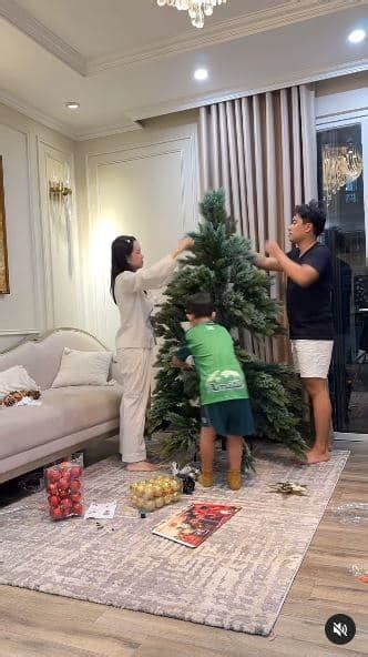 Hot girl Ly Kute cùng chồng trang trí cây thông Noel hé lộ mối quan hệ thân thiết của Khoai Tây