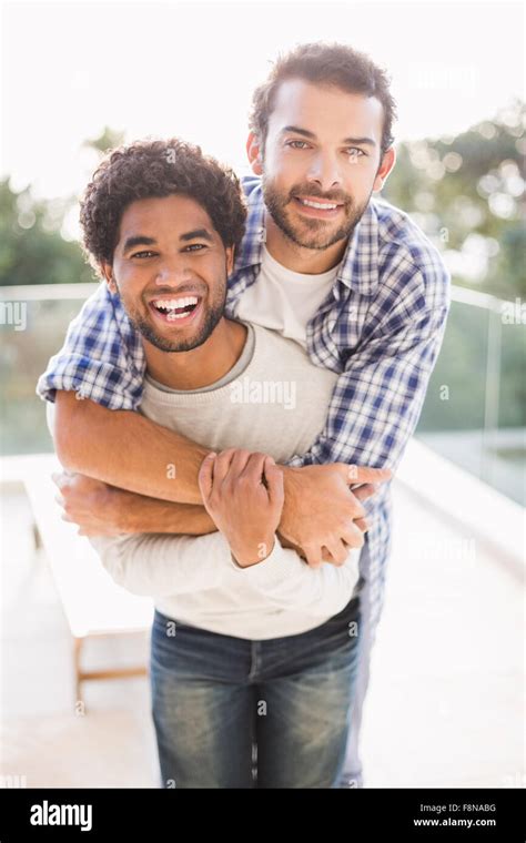 Feliz pareja gay abrazando al aire libre Fotografía de stock Alamy