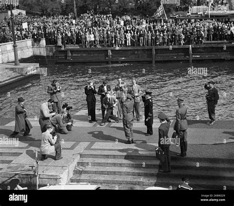Oslo 19450513. The liberation: Crown Prince Olav receives a warm