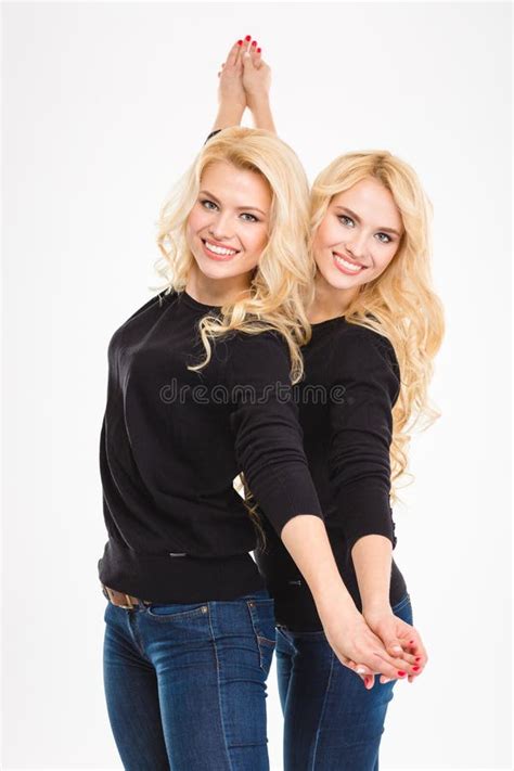Belle Jeune Pose Blonde Heureuse De Jumelles De Soeurs Photo Stock Image Du Joyeux Fond