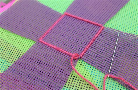 Декоративная салфетка из пластиковой канвы. Замечательно!