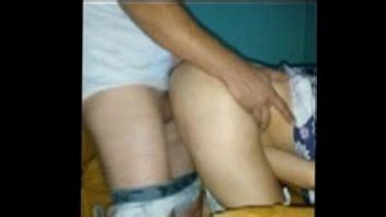 comiendo a su cuñada en el sofá y corriéndose dentro XVIDEOS